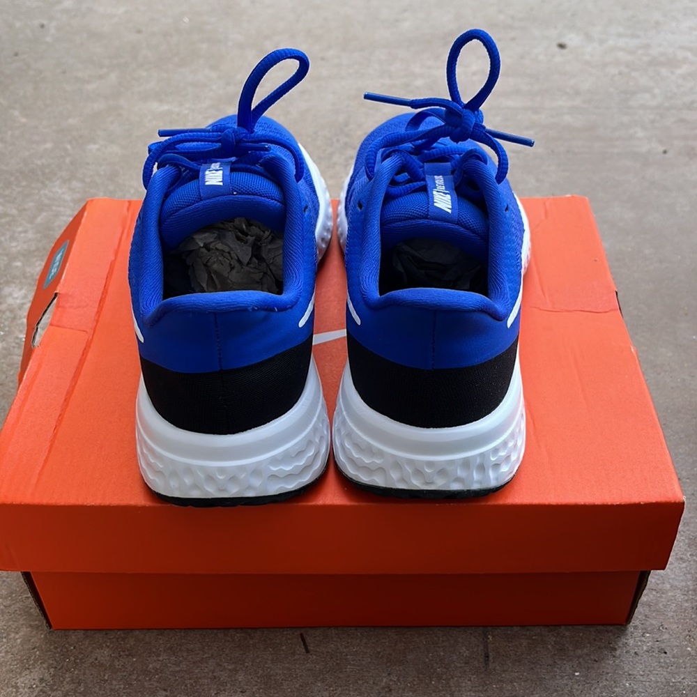 Boys Nike Revolution 5 GS Running Shoes - Picture 2 of 3